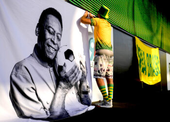 Un aficionado coloca un cartel de apoyo a Pelé en una fiesta de torcedores de Brasil previo al partido contra Corea del Sur en los octavos de final del Mundial. (Foto: Ashley Landis | AP)