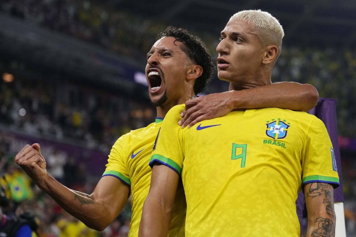 Richarlison (derecha) celebra tras anotar el tercer gol de Brasil, junto a su compañero Marquinhos,  durante el partido contra Corea del Sur por los octavos de final del Mundial, el lunes 5 de diciembre de 2022, en Doha, Qatar. (AP Foto/Manu Fernández)
