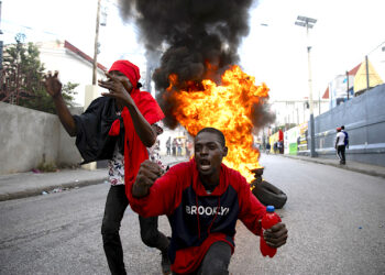 Manifestantes gritan consignas contra el gobierno frente a una barricada de neumáticos en llamas durante una protesta en Puerto Príncipe, Haití. (Foto: Odelyn Joseph | AP, archivo)