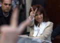 La vicepresidenta argentina Cristina Fernández saluda a sus seguidores. (AP Foto/Rodrigo Abd, Archivo)