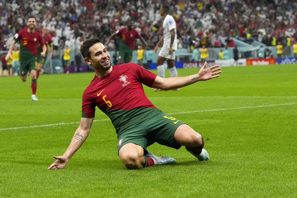 Raphael Guerreiro celebra tras anotar el cuarto gol de Portugal ante Suiza en el partido de octavos de final del Mundial, el martes 6 de diciembre de 2022, en Lusail, Qatar. (AP Foto/Alessandra Tarantino)