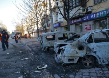 Vehículos quemados en Donetsk, que se encuentra bajo control de Rusia en el este de Ucrania. (Foto: Alexei Alexandrov / AP)