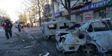 Vehículos quemados en Donetsk, que se encuentra bajo control de Rusia en el este de Ucrania. (Foto: Alexei Alexandrov / AP)