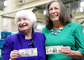 La secretaria del Tesoro de EEUU, Janet Yellen, a la izquierda, y la tesorera nacional, Lynn Malerba, muestran los nuevos billetes de 1 y 5 dólares con las firmas de ambas, en la Oficina de Grabado e Impresión (BEP) en Fort Worth, Texas, el jueves 8 de diciembre de 2022. (Foto AP/LM Otero)