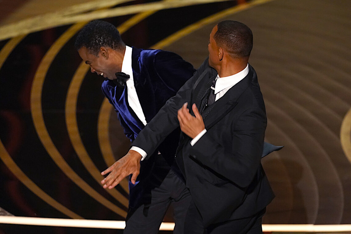 Will Smith, derecha, le da una bofetada al presentador Chris Rock en el escenario durante el anuncio de la cinta ganadora del Premio de la Academia a mejor documental en los Oscar. (Foto: Chris Pizzello | AP)