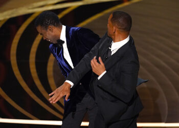 Will Smith, derecha, le da una bofetada al presentador Chris Rock en el escenario durante el anuncio de la cinta ganadora del Premio de la Academia a mejor documental en los Oscar. (Foto: Chris Pizzello | AP)