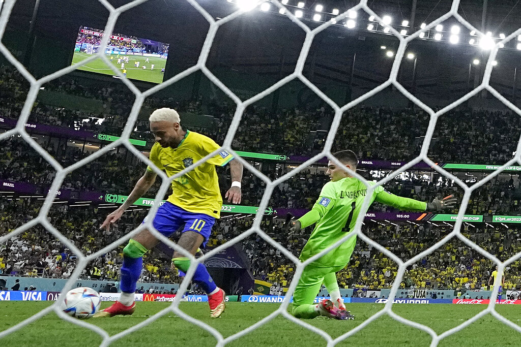 Neymar anota el primer gol de Brasil en el partido de cuartos de final contra Croacia en la Copa del Mundo 2022. (Foto: Andre Penner / AP)