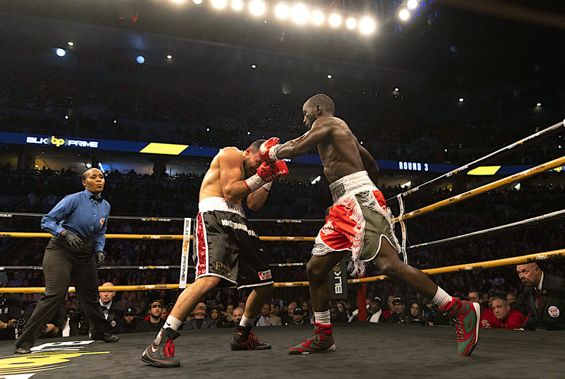 Terence Crawford, a la derecha, boxea contra David Avanesyan por el título welter de la OMB. (Foto: Rebecca S. Gratz | AP)