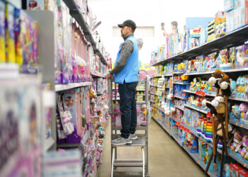 Un empleado revisa las estanterías en la sección de juguetes de un Walmart el 22 de noviembre de 2022, en Secaucus, Nueva Jersey. (AP Foto/Seth Wenig, archivo)