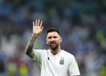 El delantero argentino Lionel Messi saluda previo a la semifinal del Mundial contra Croacia, el martes 13 de diciembre de 2022, en Lusail, Qatar. (AP Foto/Natacha Pisarenko)