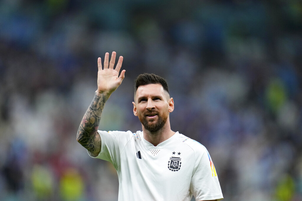 El delantero argentino Lionel Messi saluda previo a la semifinal del Mundial contra Croacia, el martes 13 de diciembre de 2022, en Lusail, Qatar. (AP Foto/Natacha Pisarenko)