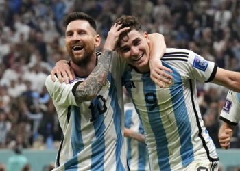 Lionel Messi (izquierda) y Julián Álvarez celebran luego que Álvarez anotó el segundo gol de Argentinaante Croacia en la semifinal de la Copa Mundial, el martes 13 de diciembre de 2022, en Lusail, Qatar. (AP Foto/Martin Meissner)