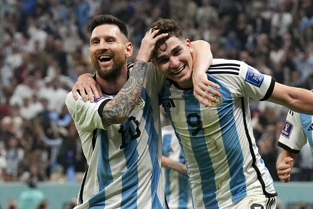 Lionel Messi (izquierda) y Julián Álvarez celebran luego que Álvarez anotó el segundo gol de Argentinaante Croacia en la semifinal de la Copa Mundial, el martes 13 de diciembre de 2022, en Lusail, Qatar. (AP Foto/Martin Meissner)