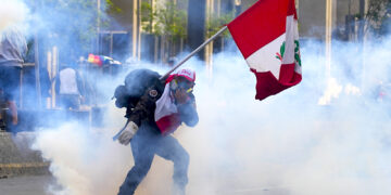 Un simpatizante del destituido presidente Pedro Castillo devuelve un contenedor de gas lacrimógeno en dirección a la policía. (Foto: Martin Mejia | AP)