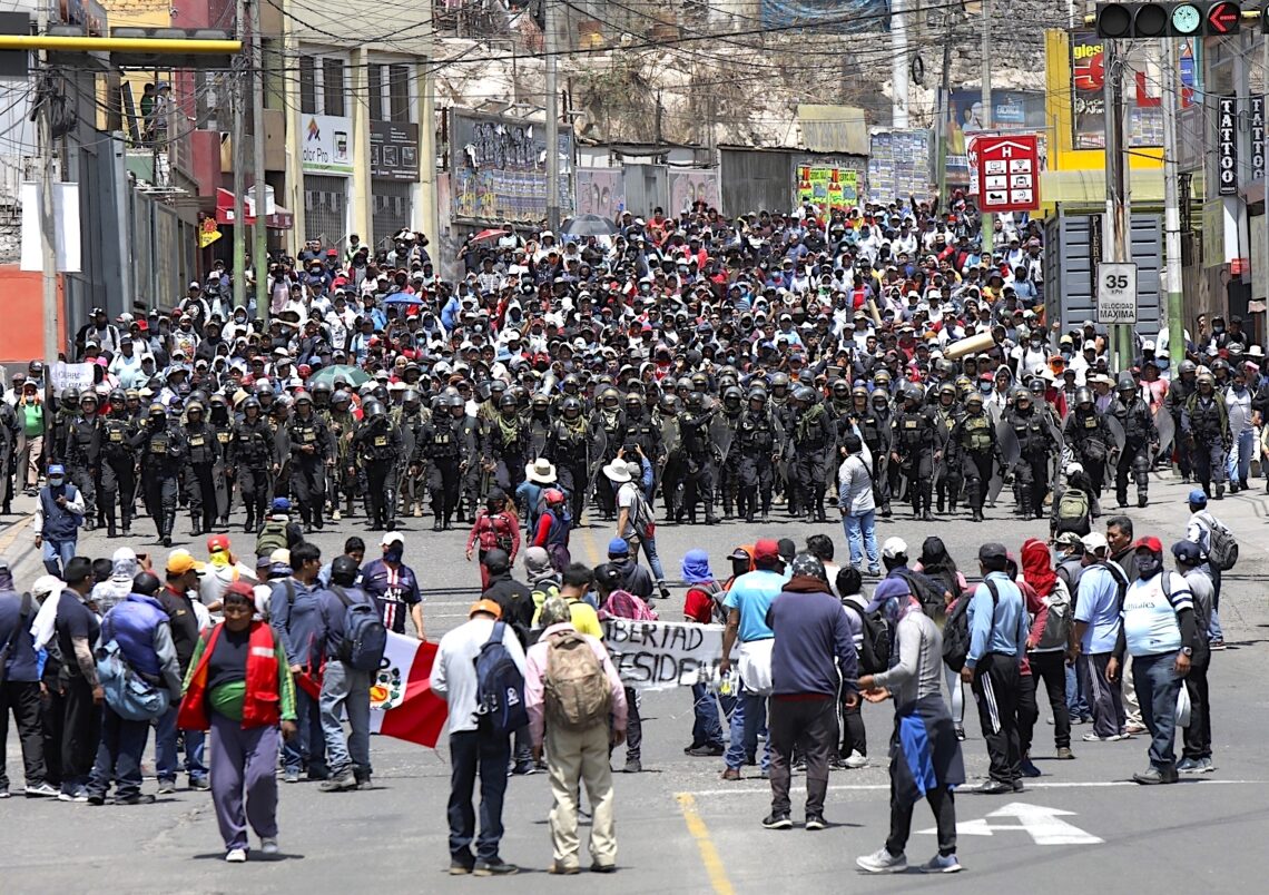 La policía llega hasta donde los seguidores del destituido presidente peruano Pedro Castillo protestan por su detención en Arequipa, Perú. (Foto: Fredy Salcedo | AP)