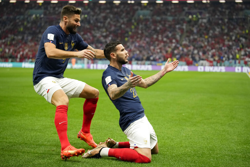Theo Hernández celebra con Olivier Giroud (izquierda) tras anotar el primer gol de Francia ante Marruecos en la semifinal del Mundial, el miércoles 14 de diciembre de 2022, en Jor, Qatar. (AP Foto/Christophe Ena)