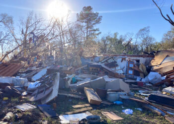 Una casa fue reducida a escombros tras el paso de una tormenta en Keithville, Luisiana, el miércoles 14 de diciembre de 2022. (AP Foto/Jake Bleiberg)