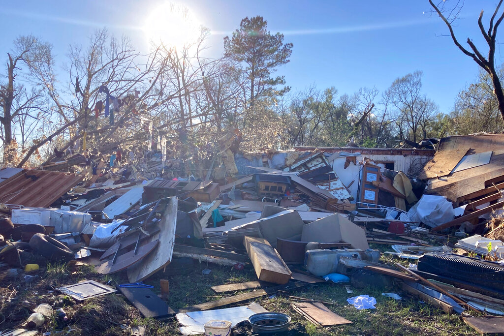 Una casa fue reducida a escombros tras el paso de una tormenta en Keithville, Luisiana, el miércoles 14 de diciembre de 2022. (AP Foto/Jake Bleiberg)