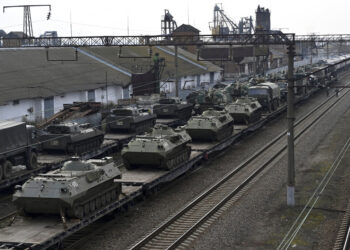 Vehículos blindados rusos son cargados a plataformas del tren en una estación de una región cerca de la frontera entre Rusia y Ucrania, en la región de Rostov del Don, en Rusia, el miércoles 23 de febrero de 2022. (AP Foto)