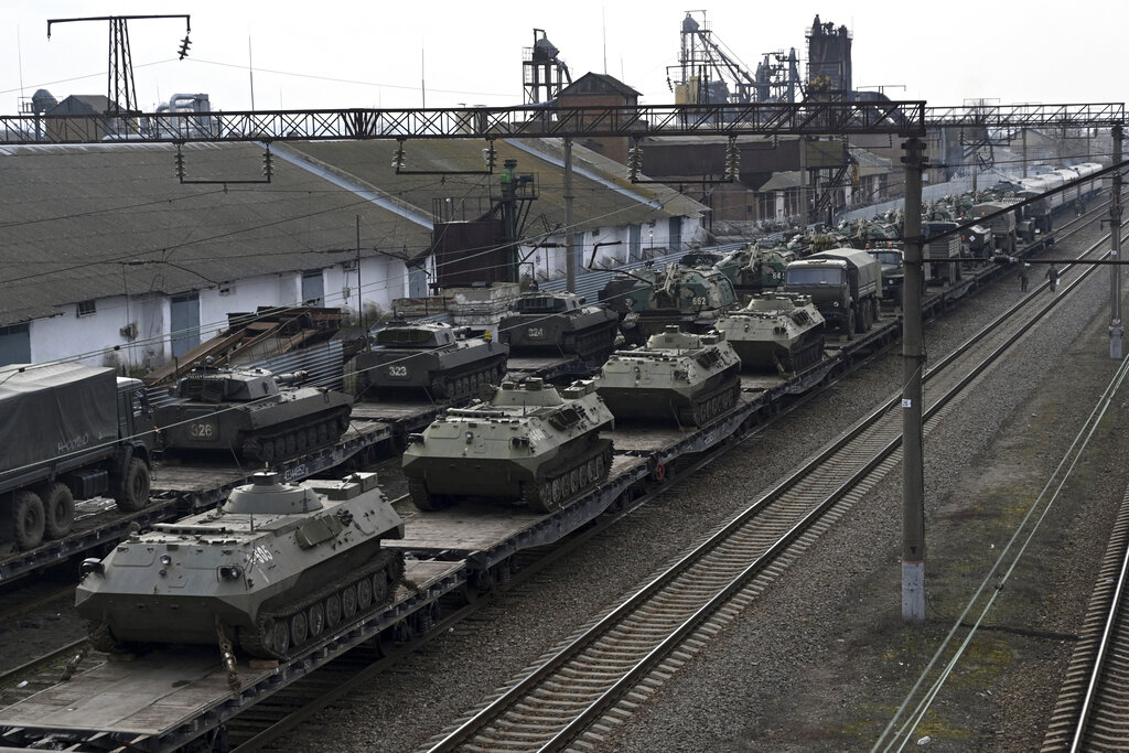 Vehículos blindados rusos son cargados a plataformas del tren en una estación de una región cerca de la frontera entre Rusia y Ucrania, en la región de Rostov del Don, en Rusia, el miércoles 23 de febrero de 2022. (AP Foto)