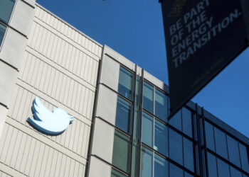ARCHIVO - El logotipo de Twitter sobre el edificio de oficinas de la compañía en San Francisco. (Foto: AP/Noah Berger, Archivo)