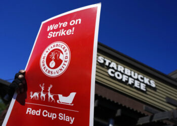 Huelga de empleados de Starbucks en Arizona el 17 de noviembre de 2022. (Foto: Matt York / AP)