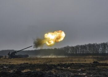 Soldados ucranianos disparan un equipo de artillería Pion contra posiciones rusas cerca de Bakhmut, en la región ucraniana de Donetsk, el viernes 16 de diciembre de 2022. (AP Foto/LIBKOS)