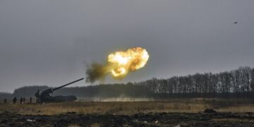 Soldados ucranianos disparan un equipo de artillería Pion contra posiciones rusas cerca de Bakhmut, en la región ucraniana de Donetsk, el viernes 16 de diciembre de 2022. (AP Foto/LIBKOS)