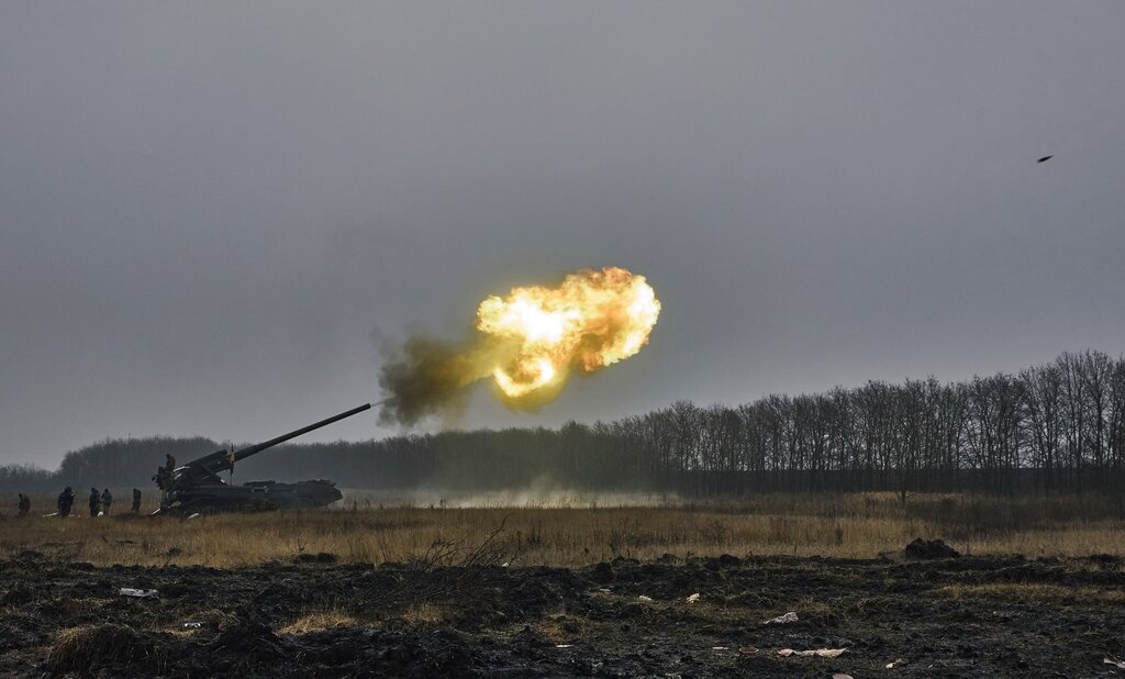 Soldados ucranianos disparan un equipo de artillería Pion contra posiciones rusas cerca de Bakhmut, en la región ucraniana de Donetsk, el viernes 16 de diciembre de 2022. (AP Foto/LIBKOS)