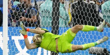 Emiliano Martínez, arquero de Argentina, ataja un penal en el partido final contra Francia en Qatar 2022. (Foto: Frank Augstein / AP)