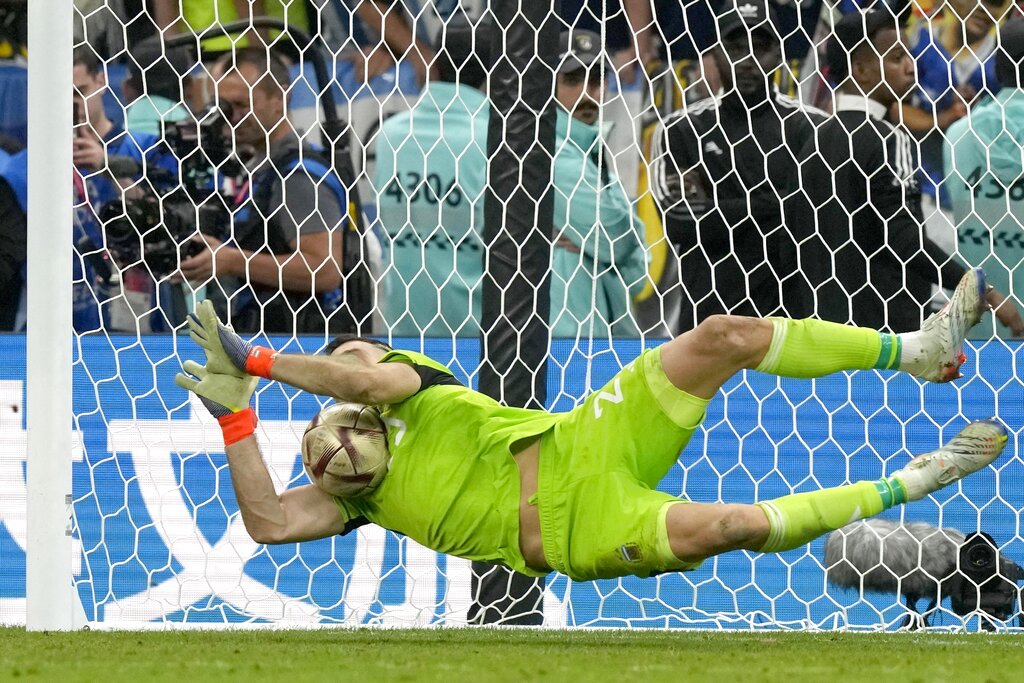 Emiliano Martínez, arquero de Argentina, ataja un penal en el partido final contra Francia en Qatar 2022. (Foto: Frank Augstein / AP)