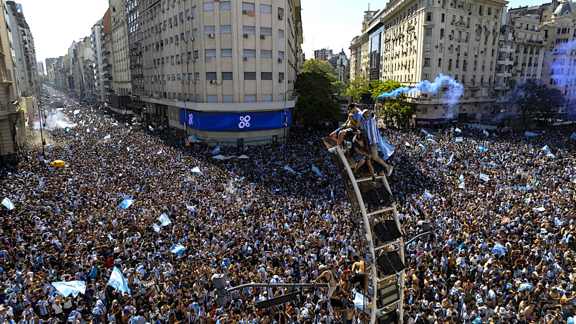 Una multitud ocupa la plaza donde se ubica el Obelisco en Buenos Aires para festejar la coronación de Argentina en el Mundial de Qatar. (Foto: Rodrigo Abd | AP)