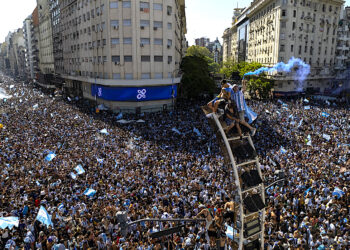 Una multitud ocupa la plaza donde se ubica el Obelisco en Buenos Aires para festejar la coronación de Argentina en el Mundial de Qatar. (Foto: Rodrigo Abd | AP)