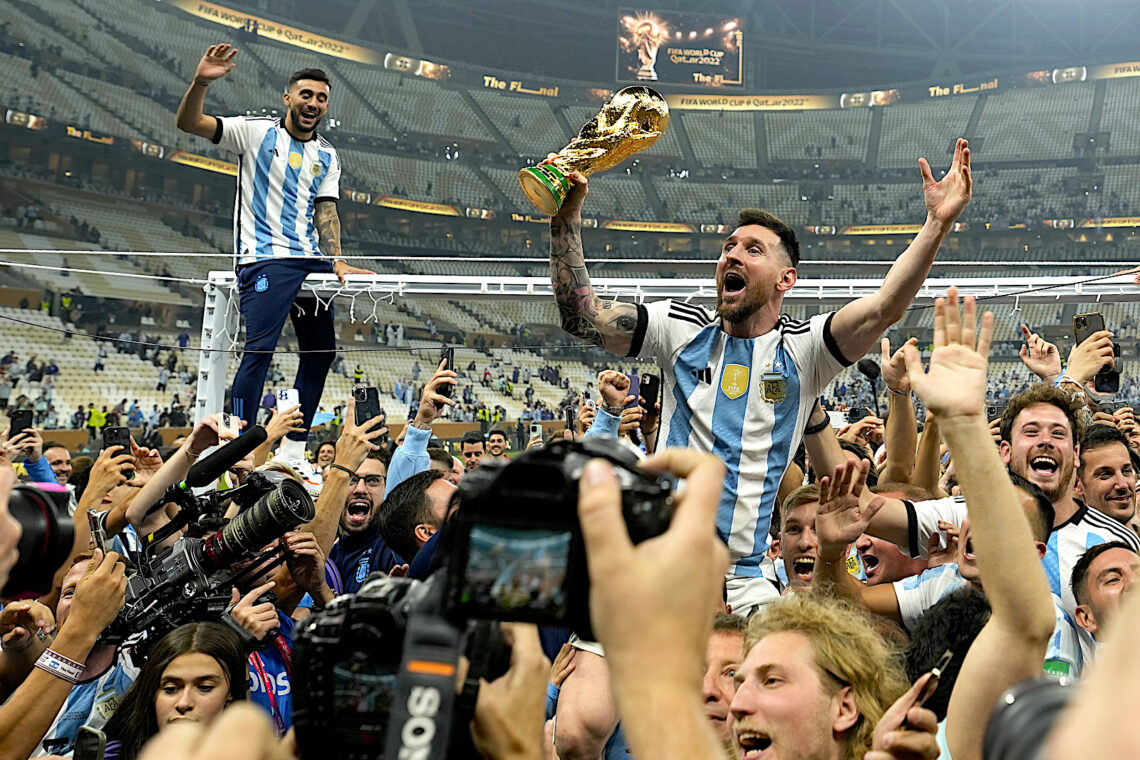 Lionel Messi celebra con el trofeo de campeón mundial, tras la victoria ante Francia por penales en la final del Mundial 2022. (Foto: Martin Meissner | AP)