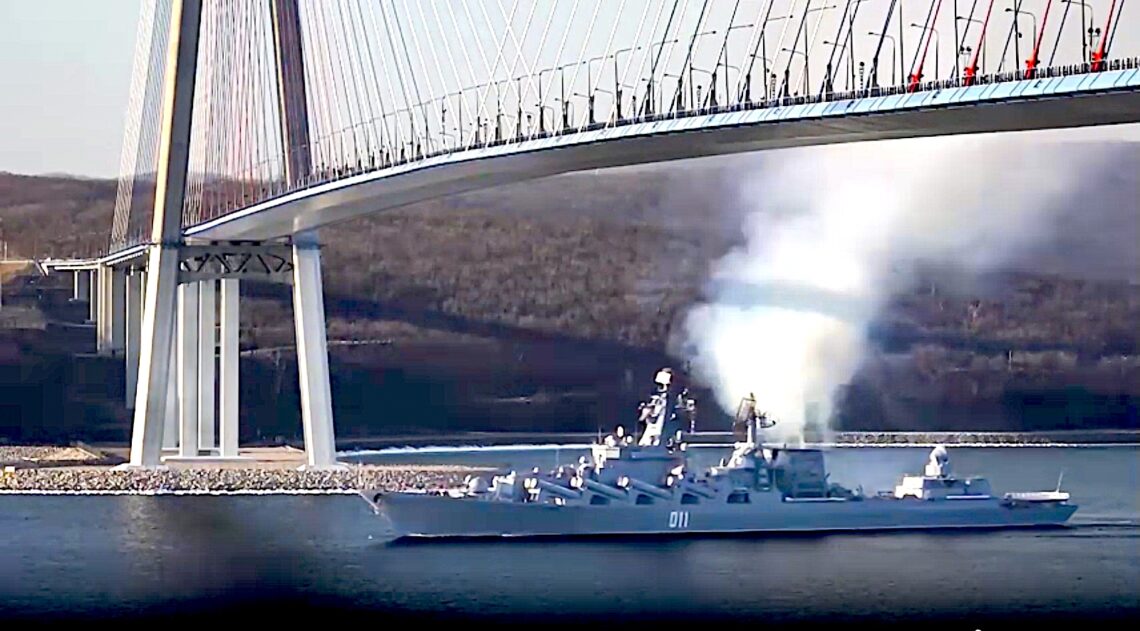 En esta foto tomada de un video, el crucero de misiles Varyag viaja rumbo a ejercicios navales conjuntos con China. (Foto: Ministerio de Defensa Ruso vía AP)