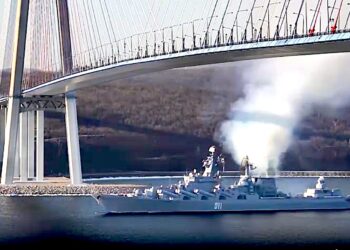 En esta foto tomada de un video, el crucero de misiles Varyag viaja rumbo a ejercicios navales conjuntos con China. (Foto: Ministerio de Defensa Ruso vía AP)