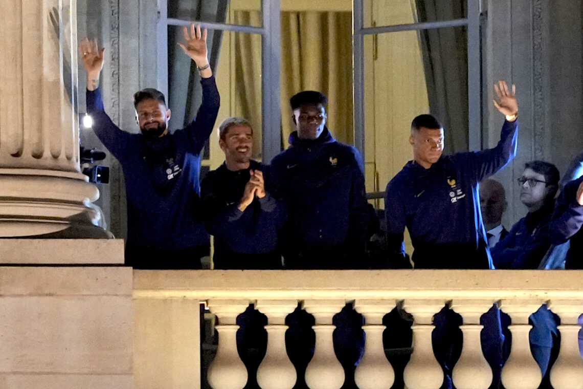 Olivier Giroud (izquierda), Antoine Griezmann (2do de izquierda a derecha), Kylian Mbappé (derecha) y los demás seleccionados de Francia, agradecen al público desde un balcón del Hotel Crillon, en París. (Foto: Francois Mori | AP)