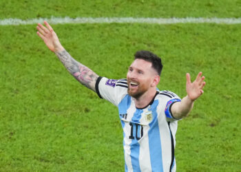 Lionel Messi festeja la coronación de Argentina en el Mundial, tras los penales ante Francia en Lusail, Qatar, el domingo 18 de diciembre de 2022 (AP Foto/Hassan Ammar)