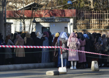 Estudiantes afganas a las puertas de la Universidad de Kabul, en Afganistán, el 26 de febrero de 2022. (Foto AP/Hussein Malla, Archivo)