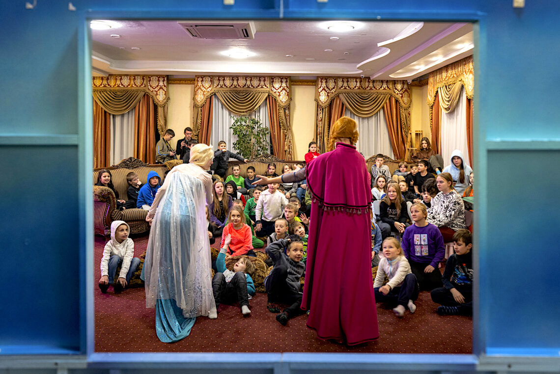 Actores de teatro interpretan una obra para niños en el centro de rehabilitación de Dzherelo durante las celebraciones del Día de San Nicolás, en Kiev, Ucrania. (Foto: Evgeniy Maloletka | AP)