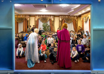 Actores de teatro interpretan una obra para niños en el centro de rehabilitación de Dzherelo durante las celebraciones del Día de San Nicolás, en Kiev, Ucrania. (Foto: Evgeniy Maloletka | AP)