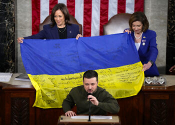 La vicepresidenta Kamala Harris, a la izquierda, y la presidenta de la Cámara de Representantes Nancy Pelosi, sostienen la bandera ucraniana firmada por soldados en el frente de batalla en Bakhmut, que el presidente de Ucrania Volodymyr Zelenskyy obsequió a los legisladores, durante un discurso de Zelenskyy en el Capitolio. (Foto: Jacquelyn Martin | AP)