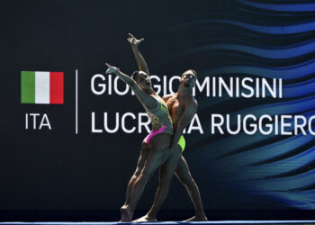 Giorgio Minisi y Lucrezia Ruggiero compiten en el mundial de natación de Hungría, el 20 de junio de 2022. (Foto: Anna Szilagyi / AP)