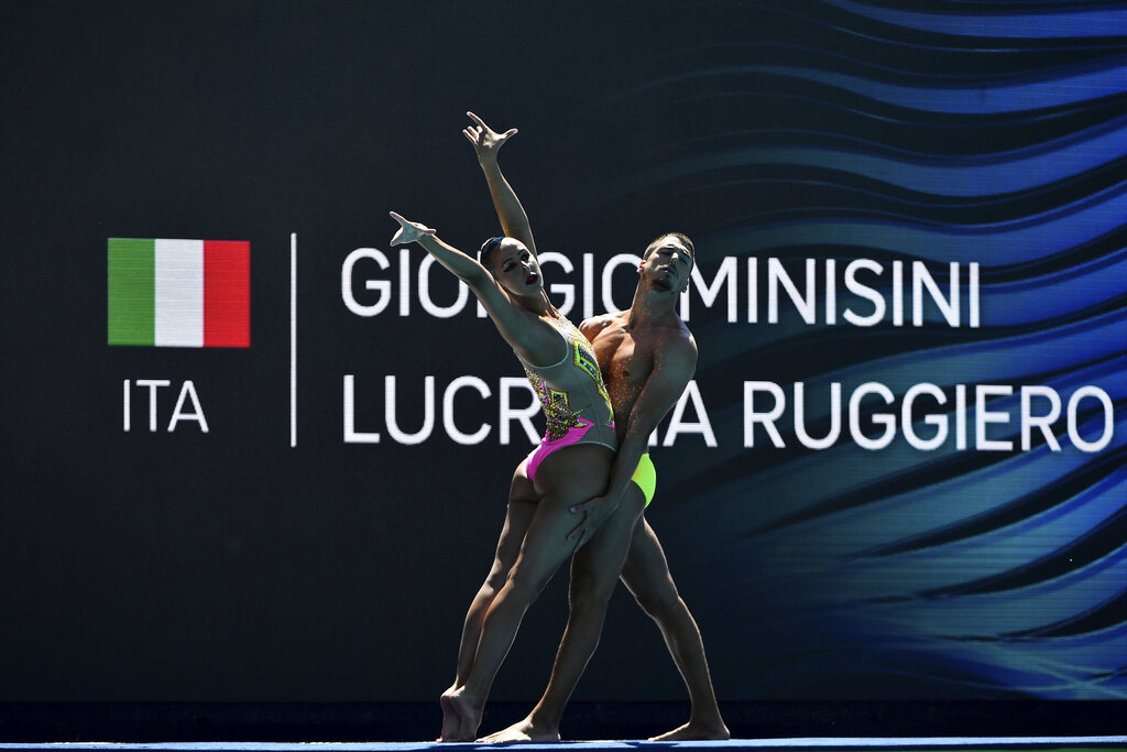 Giorgio Minisi y Lucrezia Ruggiero compiten en el mundial de natación de Hungría, el 20 de junio de 2022. (Foto: Anna Szilagyi / AP)