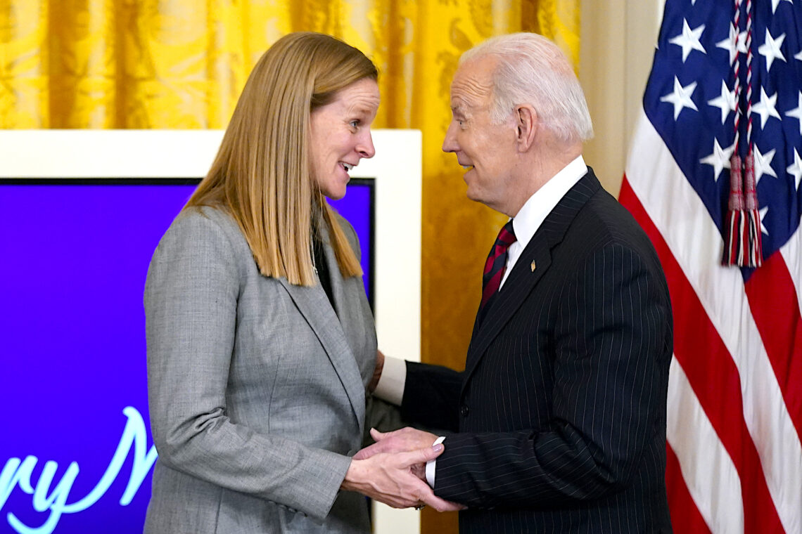 El presidente estadounidense Joe Biden habla con Cindy Parlow Cone, líder de la Federación Nacional de Fútbol. (Foto: Patrick Semansky | AP, archivo)