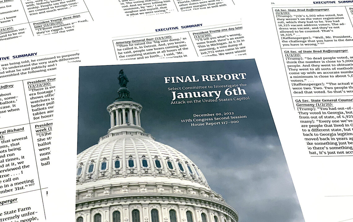 El reporte final emitido por la Comisión Selecta de la Cámara de Representantes que investigó el ataque del 6 de enero de 2021 contra el Capitolio federal. (Foto: Jon Elswick | AP)