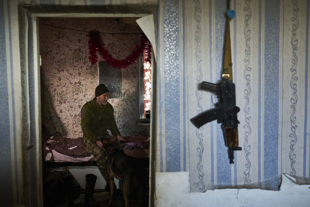 Un soldado ucraniano descansa en una casa cerca de Bakhmut, en Donetsk, Ucrania. (Foto: Libkos / AP)