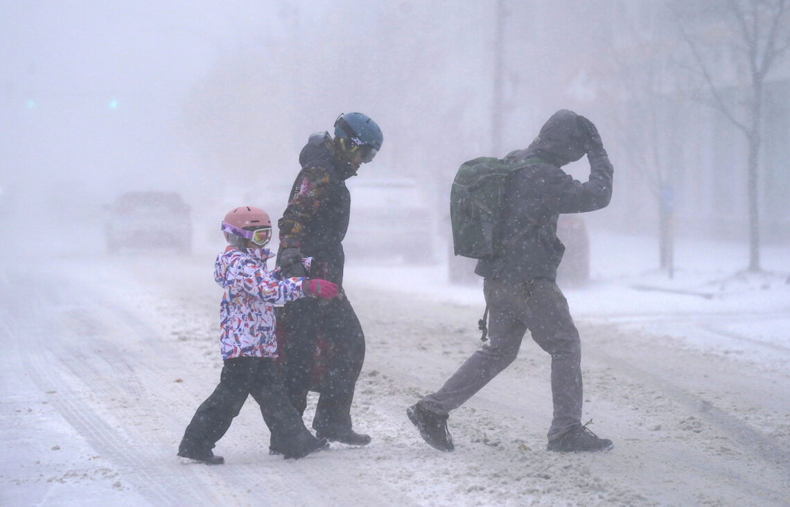 La familia Firestone cruza la Avenida Elmwood en Buffalo, Nueva York. (Foto: Derek Gee / The Buffalo News vía AP)