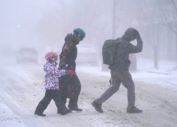 La familia Firestone cruza la Avenida Elmwood en Buffalo, Nueva York. (Foto: Derek Gee / The Buffalo News vía AP)