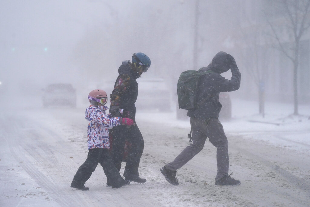 La familia Firestone cruza la avenida Elmwood en Buffalo, Nueva York. (Foto: Derek Gee / The Buffalo News vía AP)